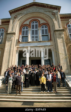 I turisti nella parte anteriore della Scuola Teologica di Halki, sull isola di Heybeliada nei pressi di Istanbul, Heybeliada, Turchia Foto Stock