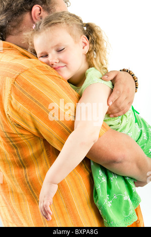 L'immagine verticale della bambina che dorme sul suo padre le mani Foto Stock