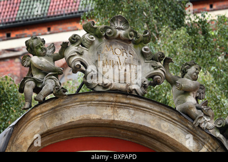 Due Putti con lapide sulla sommità della porta. Wroclaw vicino marketplace, Bassa Slesia, Polonia. Foto Stock