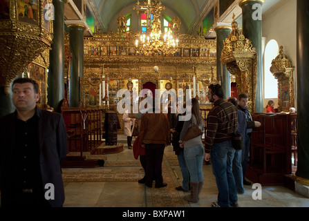 Gruppo di visitatori nella chiesa della Santissima Trinità, Heybeliada, Turchia Foto Stock