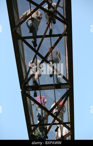 Visitatori sulla passerella aerea Royal Botanic Garden, Richmond, Surrey Foto Stock