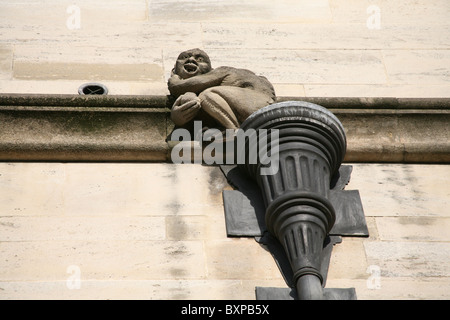 Cheeky gargoyle sotto il Magdalen College grande torre in Oxford Foto Stock