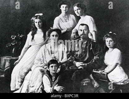 TSAR Nicholas II (1868-1918) con la sua famiglia Foto Stock