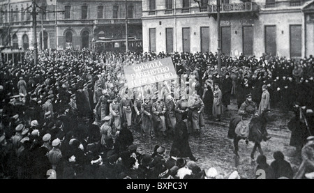 Rivoluzione Russa soldati russi marciando in segno di protesta attraverso Petrograd (San Pietroburgo) nel 1917 Foto Stock