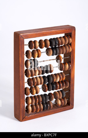 Abacus di legno su sfondo bianco Foto Stock