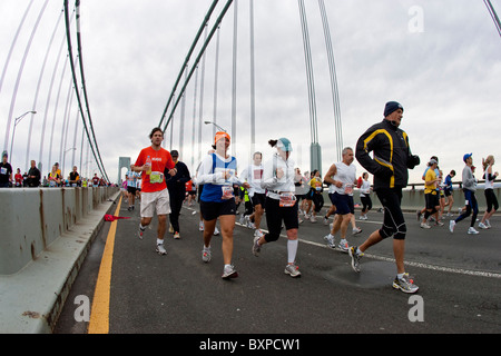 I corridori che attraversa il Verrazano Bridge 2009 durante la maratona di New York Foto Stock