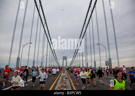 I corridori che attraversa il Verrazano Bridge 2009 durante la maratona di New York Foto Stock