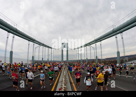 I corridori che attraversa il Verrazano Bridge 2009 durante la maratona di New York Foto Stock