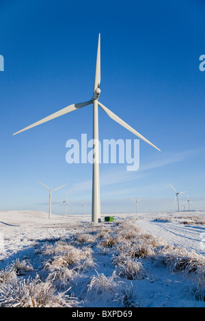 Whitelee wind farm di turbina, in inverno con neve e brina, Eaglesham Moor, Glasgow, Scozia Foto Stock