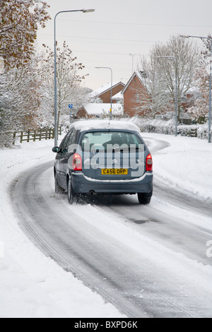 Driving along snowy roads Foto Stock