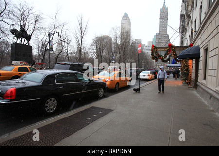 Inceppamento di traffico in luce blizzard su 59th street, di fronte al cancello sud di Central Park di New York, 2010 Foto Stock