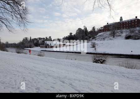 Verso la fine di dicembre pomeriggio alla cava,la fama di Shrewsbury Scuola di alta sulla banca supervisiona gli inverni magico incantesimo. Foto Stock