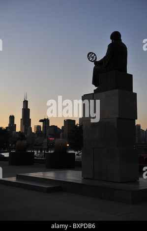Inquadratura della statua di Niccolò Copernico a Chicago appena dopo il tramonto Foto Stock