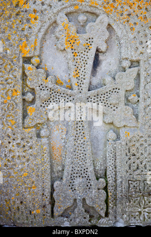 Croce di pietra all interno della fortezza di Lori Berd nel nord Armenia Foto Stock