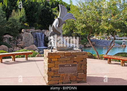 Statua del mitico Shachi feroce pesce del Giappone situato nell'Amicizia Giapponese giardino in Phoenix, Arizona Foto Stock