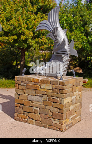 Statua del mitico Shachi feroce pesce del Giappone situato nell'Amicizia Giapponese giardino in Phoenix, Arizona Foto Stock