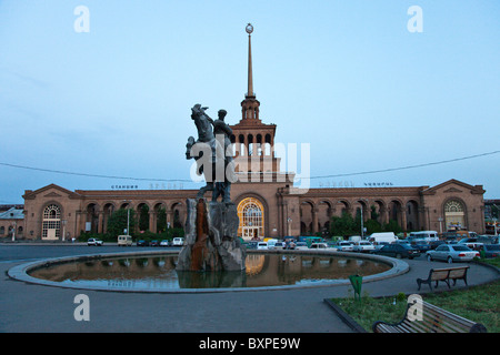 Era sovietica stazione ferroviaria a Yerevan, Armenia Foto Stock