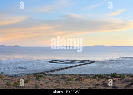Spirali jetty famoso terracotta nel lago salato dello Utah da Robert Smithson Foto Stock