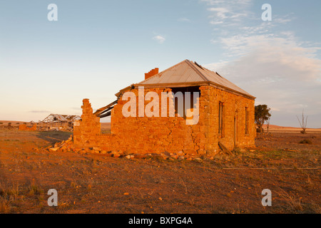 Tramonto al rovinato Sambell's House vicino a Peterborough, Sud Australia Foto Stock