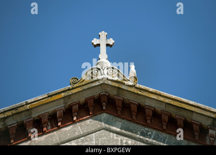 Croce e un gabbiano sull'edificio principale del Seminario di Halki, Heybeliada, Turchia Foto Stock