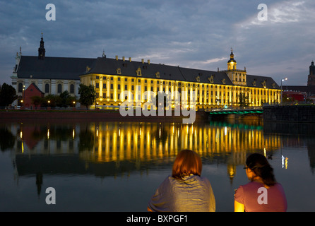 Due amici guardando oltre la Oder presso l Università di Wroclaw, Polonia Foto Stock