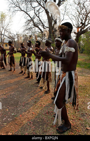 Cantanti tribali dancing a Victoria Falls, Zimbabwe. Foto Stock