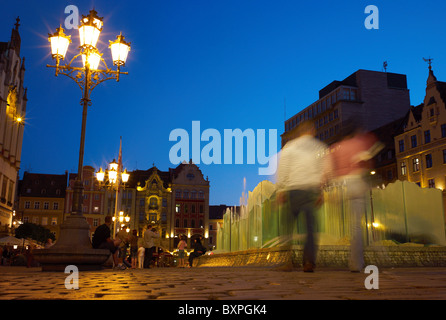 Fontana nella Piazza del Mercato di sera, Wroclaw, Polonia Foto Stock