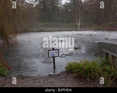 Pericolo, thin ice segno tenere fuori dal ghiaccio Foto Stock