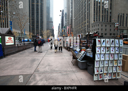 Fotografie turistiche in vendita sulla sesta Avenue di New York city nel Natale 2010 Foto Stock