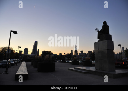 Inquadratura della statua di Niccolò Copernico a Chicago appena dopo il tramonto Foto Stock