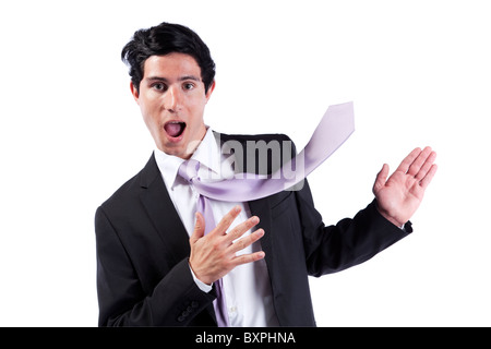 Imprenditore moderno presentare qualcosa sulla copia di spazio con la sua cravatta battenti in che direzione (isolato su bianco) Foto Stock