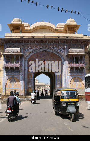 Ornati in blu e giallo cancello di entrare nella città vecchia di Jaipur Foto Stock