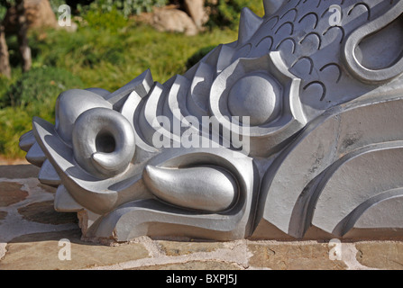 Close-up sulla testa di una statua del mitico Shachi pesci del Giappone, situato nell'Amicizia Giapponese giardino in Phoenix, Arizona Foto Stock