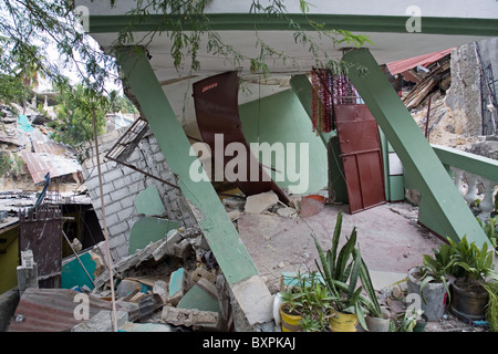 Una casa a Port-au-Prince distrutta dal terremoto del 12 gennaio 2010. Foto Stock