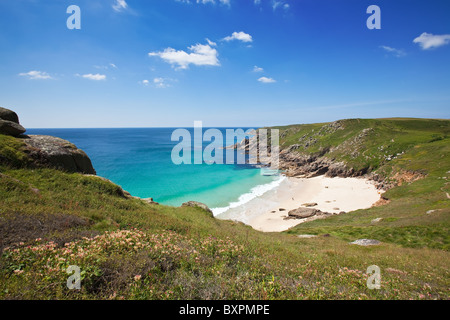 Vista della cappella Porth Beach vicino Porthcurno, St Levan, West Cornwall, Regno Unito Foto Stock