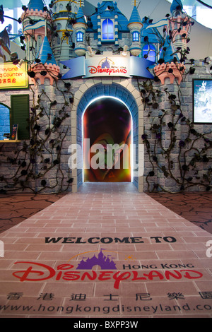 Disneyland Hong Kong display presso il Victoria Peak lookout point per la festa di Halloween di Hong Kong Disneyland Foto Stock