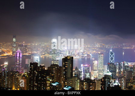 Il fantastico skyline di Hong Kong come si vede dal picco belvedere di notte. Imponenti strutture includono la ifc torri Foto Stock