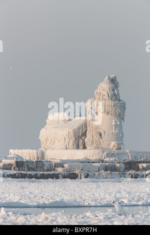 La Cleveland Porto West luce Pierhead coperte da strati congelati di ghiaccio Foto Stock