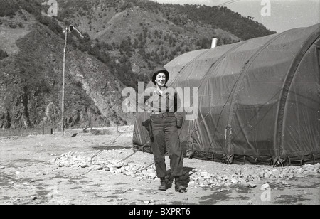 Donna con rango di capitano al di fuori della tenda esercito Mobile ospedale chirurgico (MASH) United States Army Medical unità di combattimento in ospedale Foto Stock