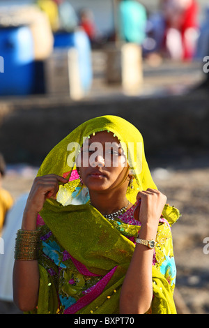 Giovane donna indiana di Mumbai, India Foto Stock