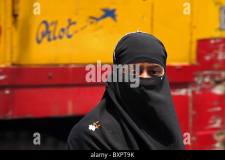 Signora indiana musulmana in strada che indossa, Calcutta, India Foto Stock