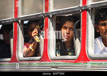 Passeggeri in autobus a Calcutta, India Foto Stock