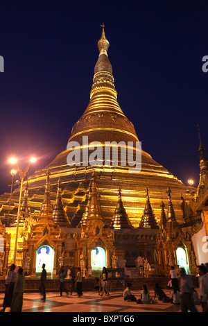 Vista notturna di Shwedagon pagoda (Pagoda d'oro) o Shwedagon Zedi Daw a Yangon, Myanmar. (Birmania) Foto Stock