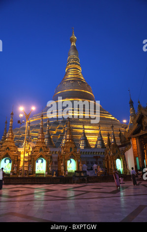 Vista notturna di Shwedagon pagoda (Pagoda d'oro) o Shwedagon Zedi Daw a Yangon, Myanmar. (Birmania) Foto Stock