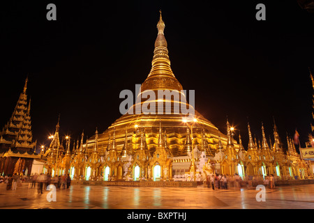 Vista notturna di Shwedagon pagoda (Pagoda d'oro) o Shwedagon Zedi Daw a Yangon, Myanmar. (Birmania) Foto Stock