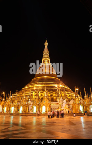 Vista notturna di Shwedagon pagoda (Pagoda d'oro) o Shwedagon Zedi Daw a Yangon, Myanmar. (Birmania) Foto Stock