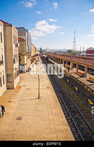 Angolo di alta vista sopra la stazione ferroviaria di Iasi, Romania. Ex capitale della Romania è la seconda più grande città con 320888 persone Foto Stock