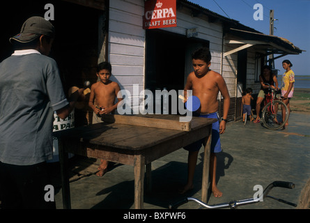 Bambini che giocano Ping-Pong. ALENQUER stato di Pará. Il Brasile (Amazon) Foto Stock
