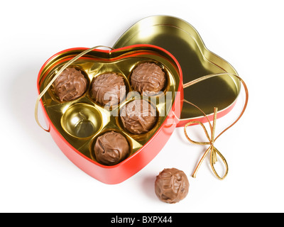 A forma di cuore ad cioccolatini su sfondo bianco Foto Stock