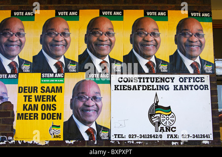 ANC cartellone elettorale mostra presidente Jacob Zuma a un ANC circoscrizione ufficio in Cavlvinia, Sud Africa Foto Stock